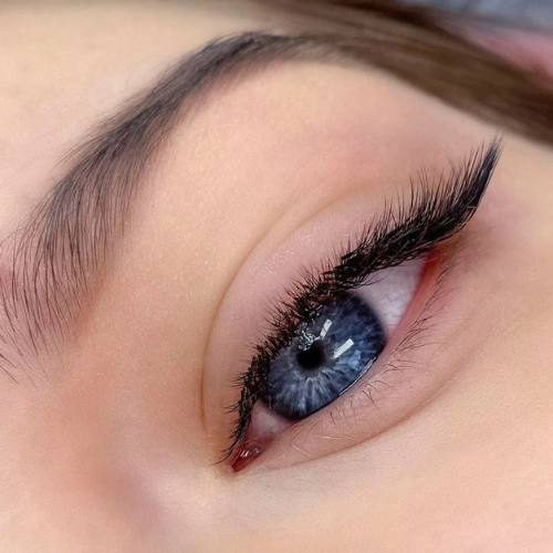 Eyeliner effect lash styling