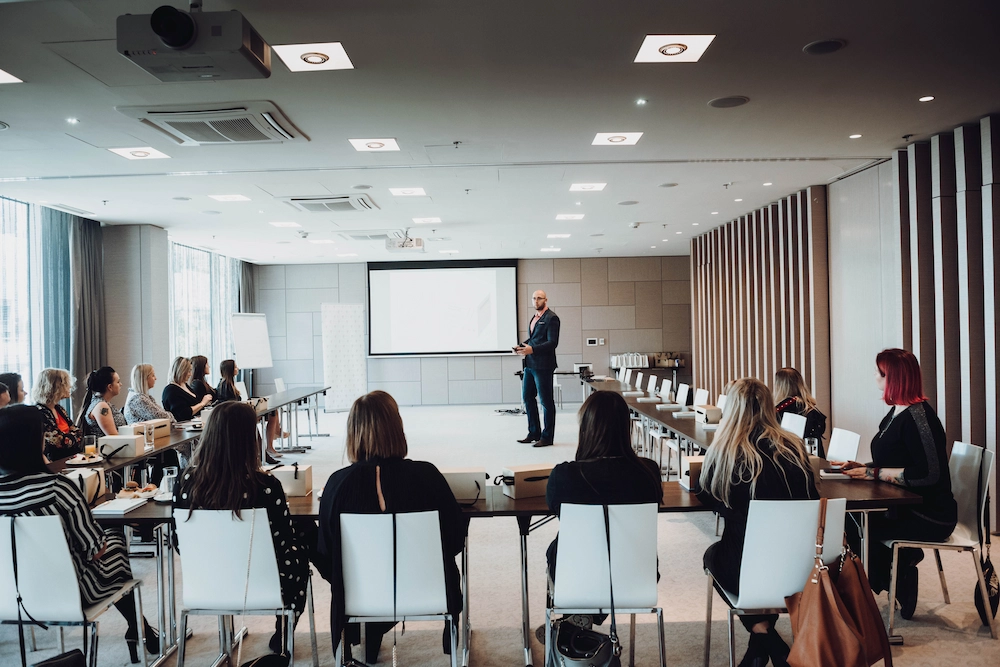 Presentation and training by Noble Lashes for lash stylists Presentation and training by Noble Lashes for lash stylists