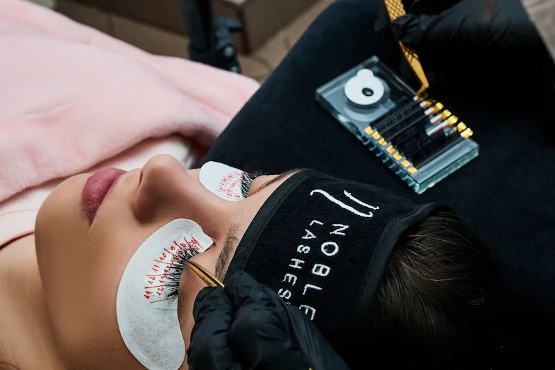 Eyelash extension procedure Eyelash extension procedure