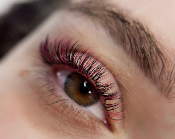 Colored Lashes for Everyday Looks – How to Add a Touch of Color and Delight Your Clients?