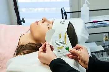 Eye patches with aloe extract