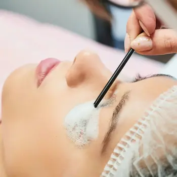 Mycie rzes szamponem Pure Lash & Brow