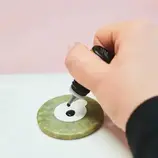 klej do rzęs na kamieniu nefrytu