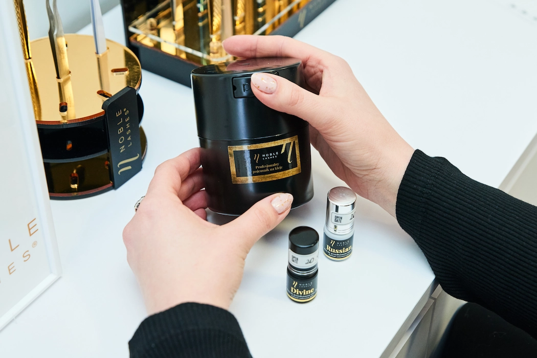 Salon equipment lash stylist Container for lash glue