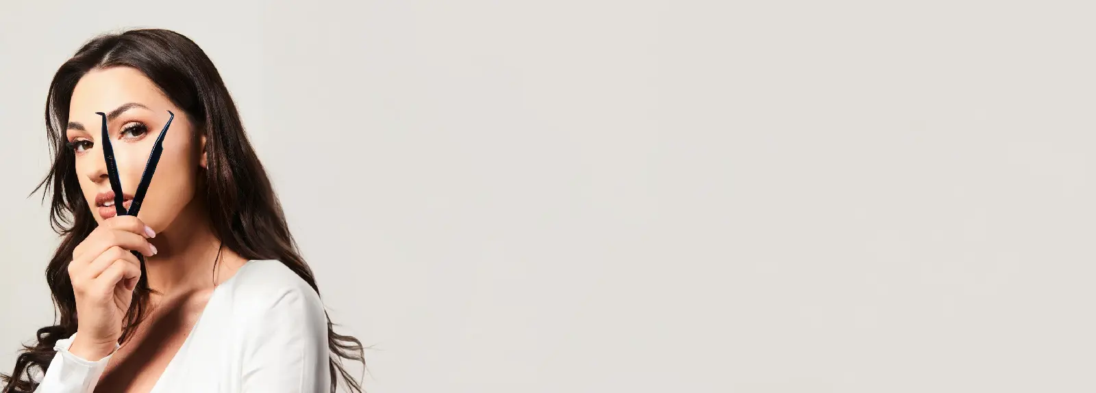 What are the best eyelash styling methods for a natural look?