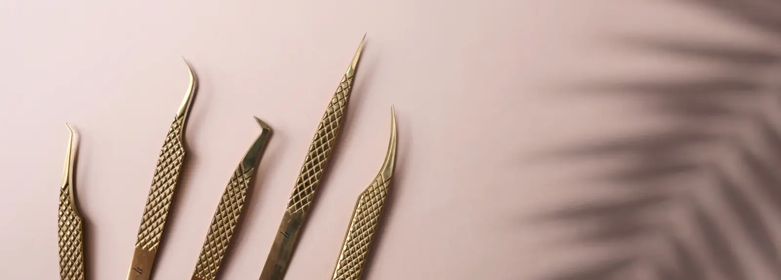 How to properly hold eyelash extension tweezers?