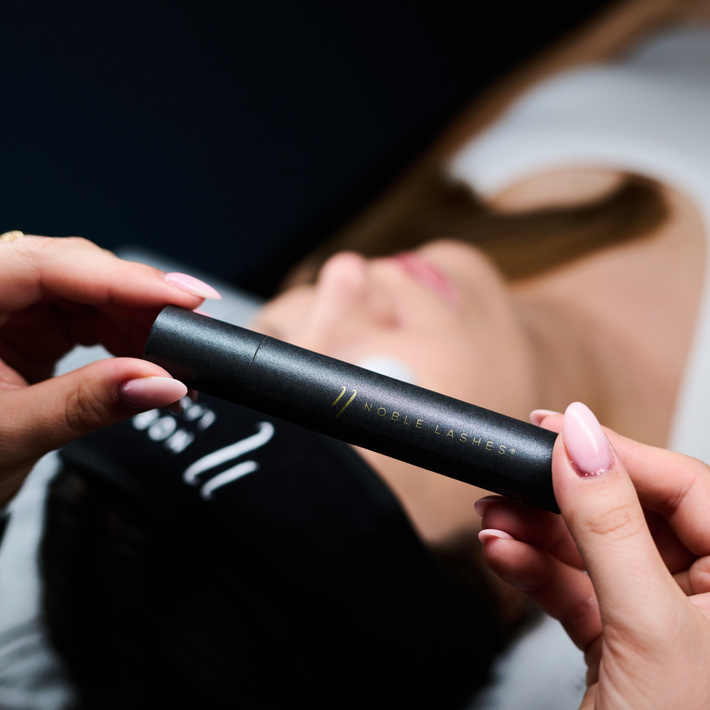 Eyelash cleaning brush