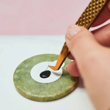 Jade stone for individual eyelash extensions