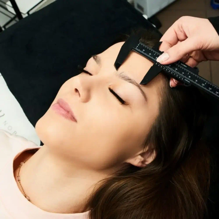 Caliper for perfectly symmetrical eyebrow